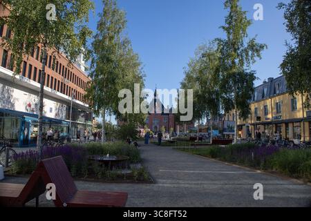 Luftaufnahme des Stadtzentrums von Umea entlang der Ume im Vasterbotten County, Schweden, aufgenommen am 18. Juli 2025. Sonniger Sommertag. Stockfoto