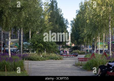 Luftaufnahme des Stadtzentrums von Umea entlang der Ume im Vasterbotten County, Schweden, aufgenommen am 18. Juli 2025. Sonniger Sommertag. Stockfoto