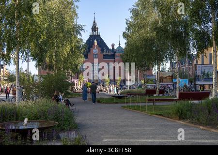 Luftaufnahme des Stadtzentrums von Umea entlang der Ume im Vasterbotten County, Schweden, aufgenommen am 18. Juli 2025. Sonniger Sommertag. Stockfoto