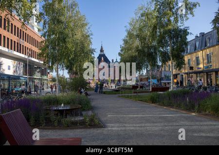 Luftaufnahme des Stadtzentrums von Umea entlang der Ume im Vasterbotten County, Schweden, aufgenommen am 18. Juli 2025. Sonniger Sommertag. Stockfoto