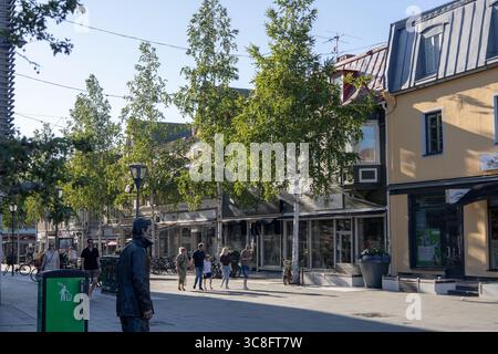 Luftaufnahme des Stadtzentrums von Umea entlang der Ume im Vasterbotten County, Schweden, aufgenommen am 18. Juli 2025. Sonniger Sommertag. Stockfoto