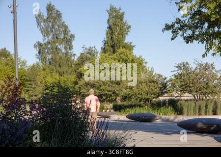 Luftaufnahme des Stadtzentrums von Umea entlang der Ume im Vasterbotten County, Schweden, aufgenommen am 18. Juli 2025. Sonniger Sommertag. Stockfoto