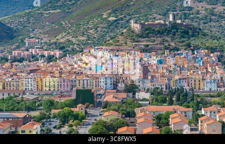 Blick auf die farbenfrohe Stadt Bosa und ihre mittelalterliche Burg, Sardinien, Italien. Stockfoto