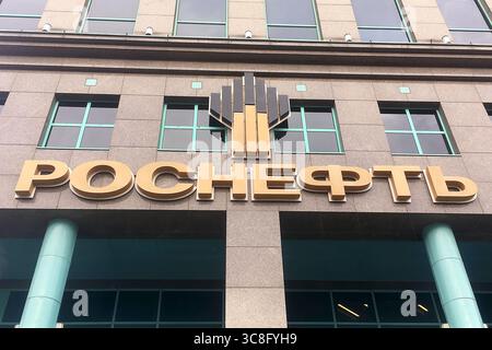 Moskau, Russland - Juli 2019: Rosneft-Öl-Firmenlogo auf dem Gebäude in Moskau, Dubininskaja Straße Stockfoto
