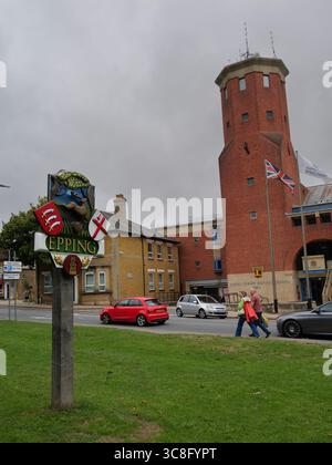 Schild für Epping in Essex, Großbritannien, mit dem Stadtwappen im Vordergrund und den Bürgerbüros des Epping Forest District Council auf der rechten Seite. Lokale Regierungspräsenz in einer historischen englischen Marktstadt Stockfoto