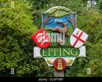 Schild für Epping in Essex, Großbritannien, mit dem Stadtwappen. Traditionelle Stadtbeschilderung markiert den Eingang zu dieser historischen Marktstadt im Südosten Englands Stockfoto