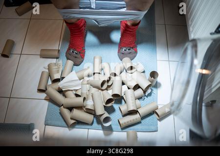 Marktoberdorf, Deutschland. August 2025. Symbolbild über Toilettenpapier am 4. August 2025 in Marktoberdorf. Modell freigegeben, Eigenschaft freigegeben. Fotograf: ddp Images/STAR-Images Credit: ddp Media GmbH/Alamy Live News Stockfoto