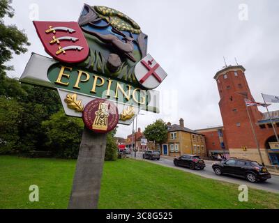 Schild für Epping in Essex, Großbritannien, mit dem Stadtwappen im Vordergrund und den Bürgerbüros des Epping Forest District Council auf der rechten Seite. Lokale Regierungspräsenz in einer historischen englischen Marktstadt Stockfoto
