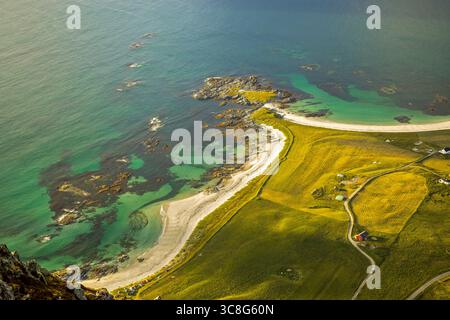 Blick aus der Vogelperspektive auf Skagsanden Beach. Ein atemberaubender Blick aus der Vogelperspektive auf den Skagsanden Beach auf den Lofoten Islands mit dem pulsierenden türkisfarbenen Meer und Grün Stockfoto