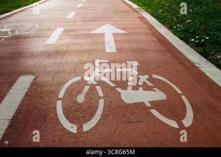 Fahrradmarkierung, die Radfahrer entlang eines Stadtpfads führt, um nachhaltigen Verkehr und Stadtbewegungen zu fördern Stockfoto