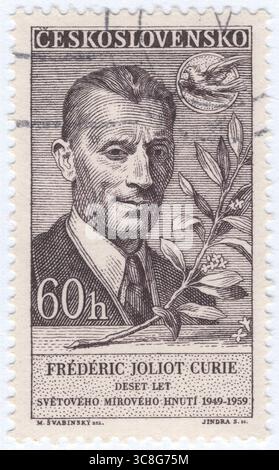 TSCHECHOSLOWAKEI - 17. April 1959: 60 haléř Sepia Briefmarke mit Porträt von Jean Frederic Joliot Curie (Frédéric Joliot-Curie). 10. Jahrestag der Weltfriedensbewegung. Er war ein französischer Chemiker und Physiker, der 1935 zusammen mit seiner Frau Irène Joliot-Curie den Nobelpreis für Chemie für die Entdeckung induzierter Radioaktivität erhielt. Sie waren das zweite verheiratete Paar nach seinen Schwiegereltern, das den Nobelpreis gewann und das Vermächtnis der Curie-Familie mit fünf Nobelpreisen ergänzte. Joliot-Curie und seine Frau gründeten auch die Orsay Faculty of Sciences, Teil der Paris-Saclay University Stockfoto