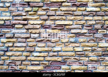Farbenfrohe Ziegelwände, die den gesamten Rahmen füllen und Strukturvarianten in lebhaften Farbtönen freigeben, perfekt für Grafikdesign und architektonische Hintergründe Stockfoto
