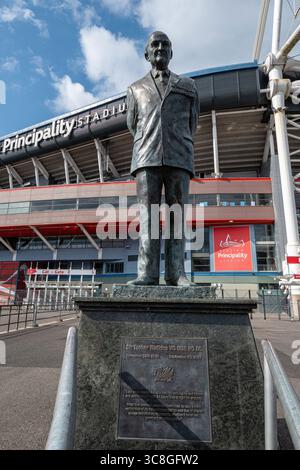 Eine Bronzestatue von Sir Tasker Watkins, VC, vor dem Principality Stadium, einem Rugbystadion im Stadtzentrum von Cardiff, South Wales, Großbritannien Stockfoto