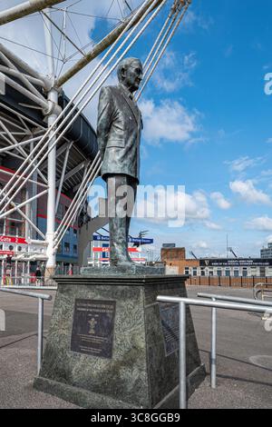 Eine Bronzestatue von Sir Tasker Watkins, VC, vor dem Principality Stadium, einem Rugbystadion im Stadtzentrum von Cardiff, South Wales, Großbritannien Stockfoto