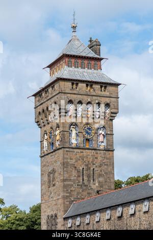 Der Uhrenturm an der südwestlichen Kurtine von Cardiff Castle, einem 132 m hohen Wahrzeichen, Cardiff City, South Wales, Großbritannien Stockfoto