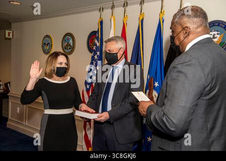 9. Februar 2021 – Washington, District of Columbia, USA – Verteidigungsminister Lloyd J. Austin III. Schwört bei Kathleen H. Hicks auf ihre Ernennung zur stellvertretenden Verteidigungsministerin im Pentagon, Washington, D.C., 9. Februar 2021. (Abbildung: © Jack Sanders/U.S. Air Force/ZUMA Wire/ZUMAPRESS.com) Stockfoto