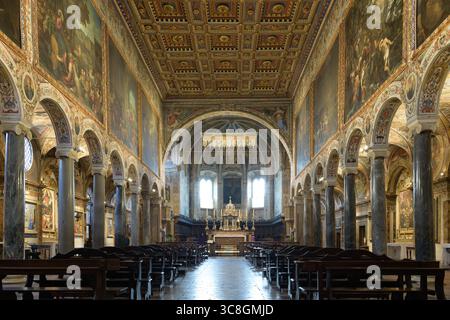 Innenansicht der Basilika San Pietro (Basilica di San Pietro) mit Holzdecke und Gemälden von Antonio Vassilacchi, Perugia, Italien. Stockfoto