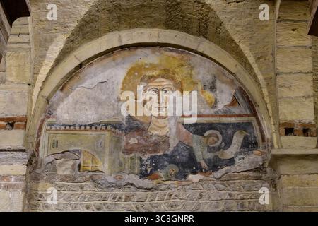 Fresko des Heiligen Christophorus in der Kirche San Lorenzo (Chiesa di San Lorenzo), Verona, Italien, datiert auf das 13. Oder 14. Jahrhundert, teilweise erhalten auf A Stockfoto