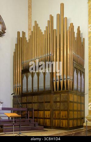 Pfeifenorgel in der Kathedrale von San Lorenzo (Cattedrale di San Lorenzo), Perugia, Italien, 1967 von Tamburini erbaut und 2014–2015 von Pietro Co. Erweitert Stockfoto