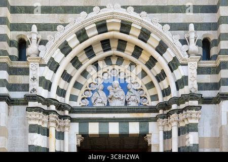 Keramik-Lünette von Andrea della Robbia mit Madonna und Kind zwischen den Heiligen Stephan und Lawrence, Kathedrale von Prato (Cattedrale di Santo Stefano), Prat Stockfoto