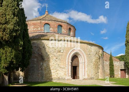 Fassade von San Michele Arcangelo (Tempio di San Michele Arcangelo), einer runden frühchristlichen Kirche aus dem 5. Bis 6. Jahrhundert in Perugia, Umbrien, Ital Stockfoto