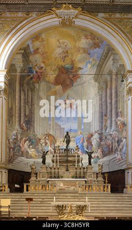 Hochaltar und Apsis Fresko mit dem Heiligen Michael in der Kirche Santissima Annunziata (Santa Maria della Scala), Siena, Italien. Fresko von Sebastiano Conca, Stockfoto