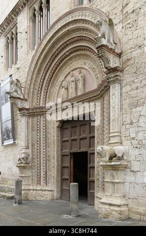 Hauptportal des Palazzo dei priori (Palazzo Comunale) mit Skulpturen und gotischer Dekoration, Perugia, Umbrien, Italien. Stockfoto