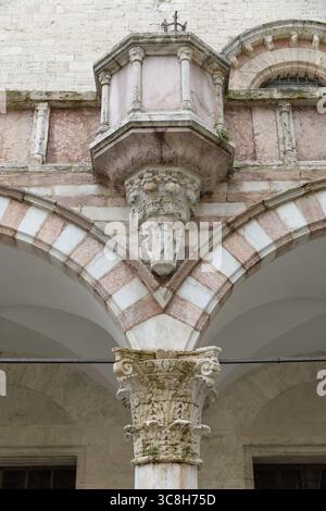 Dekorative Kanzel und gotische Bögen an der Fassade des Palazzo dei priori (Palazzo dei priori) in Perugia, Umbrien, Italien, ein bürgerliches mittelalterliches Gebäude. Stockfoto