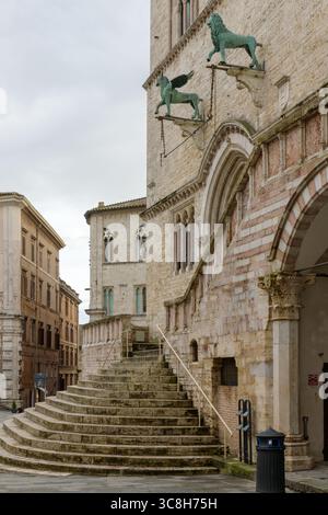Außentreppe und bronzene Greifen an der gotischen Fassade des Palazzo dei priori (Palazzo dei priori) in Perugia, Umbrien, Italien. Stockfoto