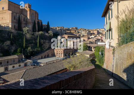 Blick auf Fontebranda (Fontebranda) im Viertel Terzo di Camollia, historisches Zentrum von Siena (Siena), Toskana, Italien. Stockfoto