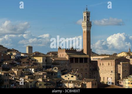 Torre del Mangia (Torre del Mangia) und Palazzo Pubblico (Palazzo Pubblico) in Piazza del Campo, Siena, Toskana, Italien Stockfoto