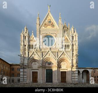 Statue der Wolfsfrau mit Romulus und Remus in der Nähe der Fassade der Kathedrale von Siena (Duomo di Siena), Siena, Toskana, Italien. Stockfoto