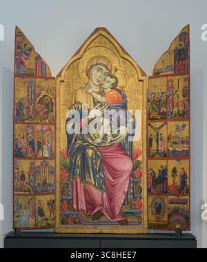 Tempera auf Tafel mit Madonna und Kind, zentrale Tabernakeltür, ca. 1270–1274, Galleria Nazionale dell’Umbria, Perugia, Italien. Stockfoto