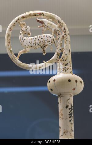 Italienischer Elfenbein- und Knochencrosier aus dem 14. Jahrhundert mit Agnus Dei aus der Abtei Montelabate, Nationalgalerie Umbriens, Perugia, Umbrien, Italien. Stockfoto