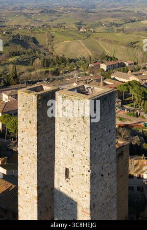 Panoramablick aus der Luft vom Torre Grossa mit Blick auf die mittelalterliche Stadt San Gimignano in der Toskana, Italien. Stockfoto
