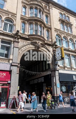 Leute gehen am Eingang zum Cardiff Market vorbei, dem zentralen Markt an der St Mary Street, Cardiff, South Wales, Großbritannien Stockfoto