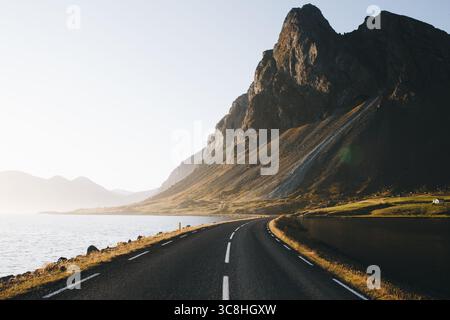 Sonnenuntergangslandschaft von Island Küstenstraße mit Meer und Bergen ( Ringstraße ) Stockfoto