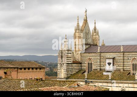 Kathedrale von Siena (Duomo di Siena), eine romanisch-gotische Kathedrale mit ikonischem gestreiften Glockenturm, Siena, Toskana, Italien. Stockfoto