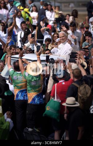 Tor Vergata, Rom, Italien. August 2025. ROM, ITALIEN - 3. AUGUST: Papst Leo XIV. Führt am 3. August 2025 die Abschlussmesse des Jubeljahres in Tor Vergata, Rom, Italien. Quelle: dpa/Alamy Live News Stockfoto