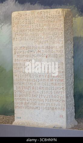 Ein Steinbegrenzungsmarker mit etruskischen Inschriften, gefunden in Perugia, Italien, zeigt die alte etruskische Schrift aus dem 3. Jahrhundert v. Chr.. Stockfoto