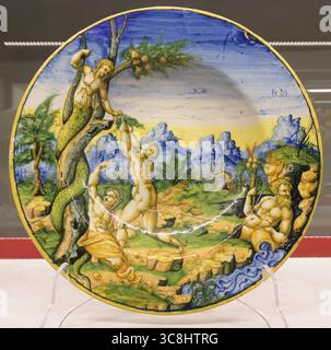 Lustre-glasierte Maiolika-Platte mit der Darstellung „Adam und Eva im Garten Eden“ von Urbinate Manufacture, ca. 1540–1570, Italien. Stockfoto