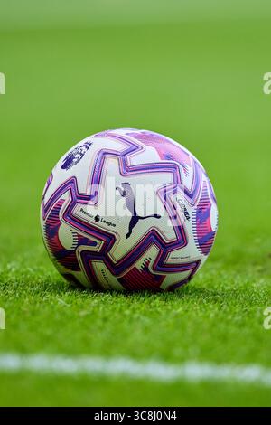Leeds, Großbritannien. August 2025. LEEDS, ENGLAND - 2. AUGUST: Premier League-Ball während des Freundschaftsspiels zwischen Leeds United und Villarreal CF im Elland Road Stadium am 2. August 2025 in Leeds, England. (Foto von Jose Torres/Photo Players Images/Magara Press) Credit: Magara Press SL/Alamy Live News Stockfoto