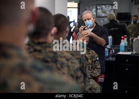 Februar 2021 – San Diego, Kalifornien, USA – RCT. Logan Angeles, ein Rekrut bei Mike Company, 3. Rekrut Training Battalion, erhält einen Haarschnitt im Marine Corps Recruit Depot San Diego, 3. Februar 2021. Die Rekruten erhielten Haarschnitte, um die Gleichmäßigkeit zu erreichen. Rct. Angeles stammt aus Sacramento, CA und wurde aus RS Sacramento rekrutiert. (Kreditbild: © Zachary Beatty/U.S. Marines/ZUMA Wire/ZUMAPRESS.com) Stockfoto