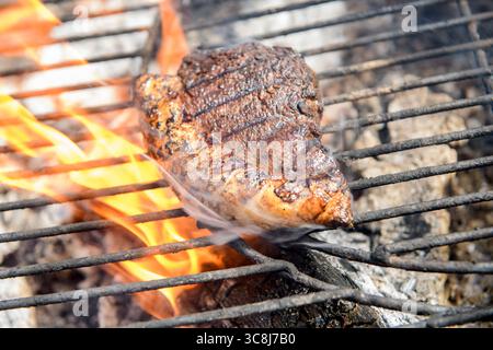 Ein Stück Rump Cap Beef auf einem kadai oder einer offenen Feuerschüssel. Stockfoto
