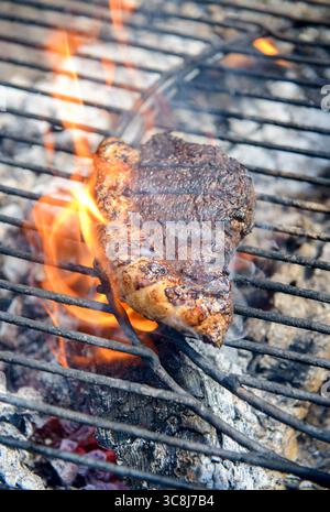Ein Stück Rump Cap Beef auf einem kadai oder einer offenen Feuerschüssel. Stockfoto