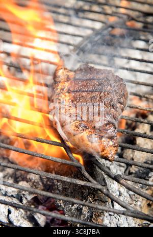 Ein Stück Rump Cap Beef auf einem kadai oder einer offenen Feuerschüssel. Stockfoto