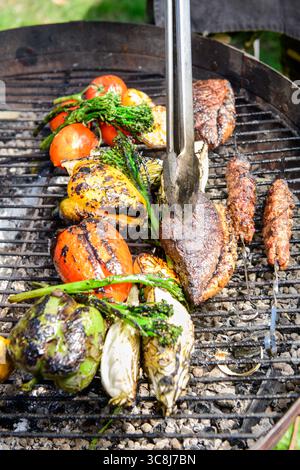 Ein Stück Rump Cap Beef auf einem kadai oder einer offenen Feuerschüssel. Stockfoto