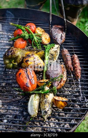 Ein Stück Rump Cap Beef auf einem kadai oder einer offenen Feuerschüssel. Stockfoto