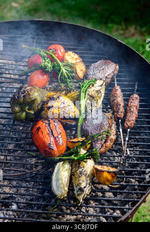 Ein Stück Rump Cap Beef auf einem kadai oder einer offenen Feuerschüssel. Stockfoto