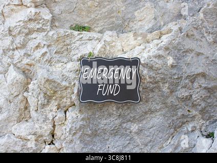 Symbol für Notfallfonds. Steinmauer mit Worten Rettungsfonds. Wunderschöner Steinhintergrund. Business and Emergency Fund Konzept. Kopierbereich. Stockfoto